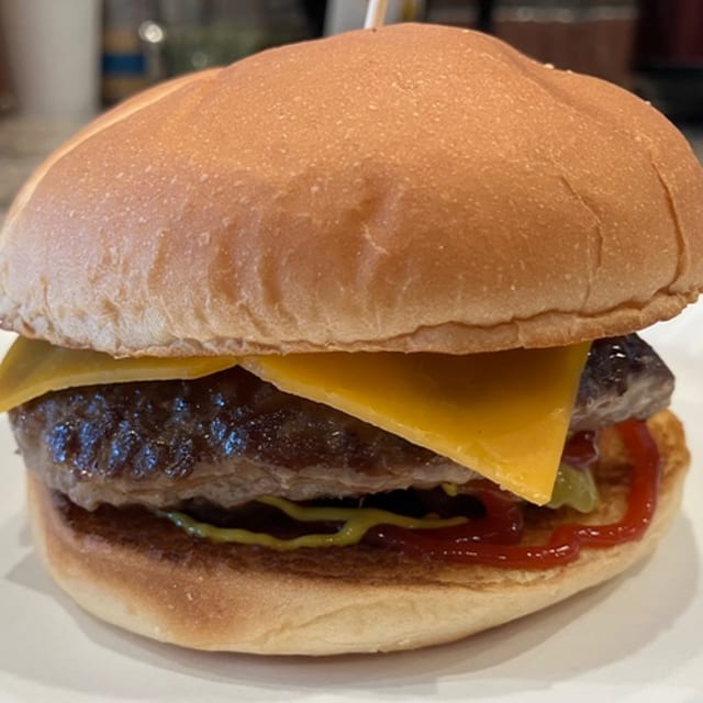 Ef-Finn Cheeseburger.